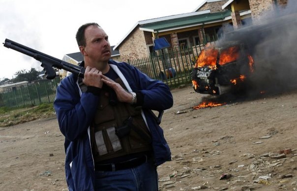 [AfrikanerCitizenProtectingPropertyAsImpromptuPoliceReservistSept2009[8].jpg]