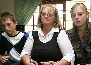[Labuschagne widow Madelein,ch. Monique and Danie, father Danie 37 Brakpan shot dead Dec232009.jpg]