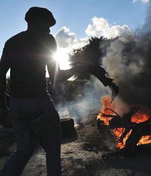 [ERMELO WESSELTON RIOTING FEB142011 NEWS24 com[6].jpg]
