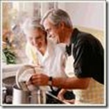 pareja cocinando