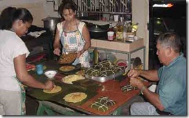 familia haciendo hallacas