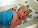 Je commence à aimer les bains! / I'm starting to like bathtime!