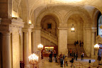 L'entrée de la bibliothèque / Inside the library