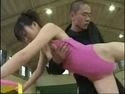 體操老師教導動作技巧