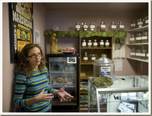 Susan Eisman, da loja de maconha medicinal Grateful Meds, em Nederland, Colorado, em 28 de outubro.  (Foto: The New York Times)