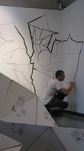 Drawing on the wall, Pagina Schiacciata in foreground.