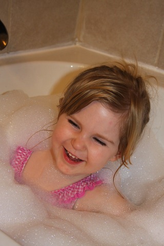 [Hannah's bubble bath 014[21].jpg]