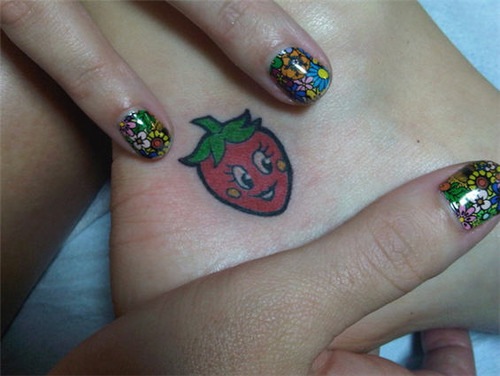 [katy_perry_strawberry_tattoo_large[3].jpg]