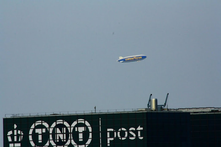 Terwijl ik het gordijn openschuif hoor ik hoeveel postbodes worden ontslagen en vind het niet meer zo�n �goodyear� voor TNT.