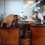 手前の窯で厚餅を焼いてるんだね。