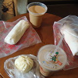3日目の朝ご飯は、ホテル近くの朝ご飯スタンドでラップサンドと水煎包と暖かいミルクティーを買ってホテルの部屋で。
台湾の朝ご飯はホント楽しい！