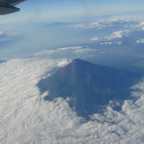 今回はキャセイにて。行きの飛行機からは富士山がすごく綺麗に見えました。
