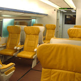 というわけで、リニアの VIP 車両の中。
VIP Class の乗車口が分からなかったので駅の小姐の聞いたら、うやうやしく案内してくれました。
私の他にはおじさん2人組のみ。