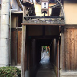 石堀小路。
とても京都らしい小路でした。中に入っていくと、続く写真のような一体が広がっています。
