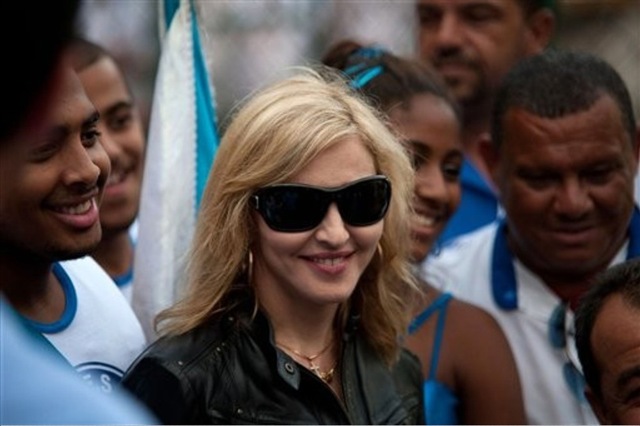 [20091113-madonna-visits-morro-dona-marta-slum-rio-de-janeiro-08[6].jpg]