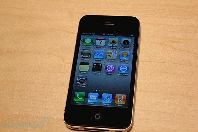 [iphone-4-first-hands-2010-06-0712-07-14-rm-eng[5].jpg]