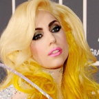 Torcedores cantam Lady GaGa durante jogo da Copa do Mundo