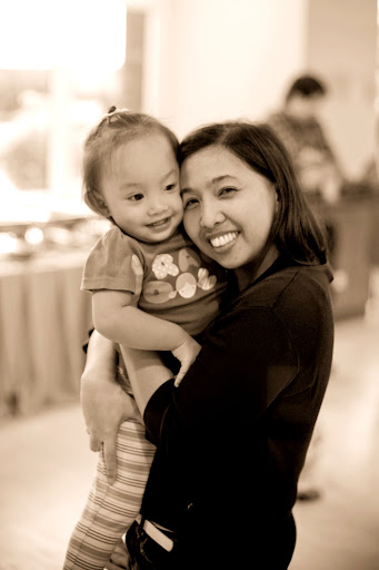 IMAGE: http://lh6.ggpht.com/__0prHnAfUfg/TGqdczJsT5I/AAAAAAAAAZQ/4SWb_ZMzxmI/s512/hugoparty-5208.jpg