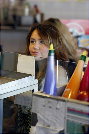miley-cyrus-robeks-smoothie-02.jpg