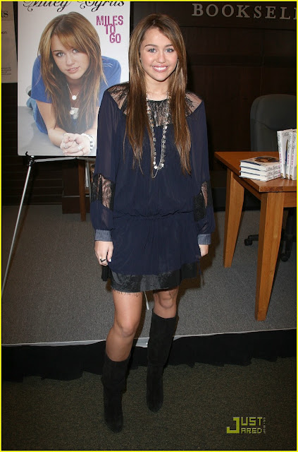 miley-cyrus-bn-book-signing-06.jpg