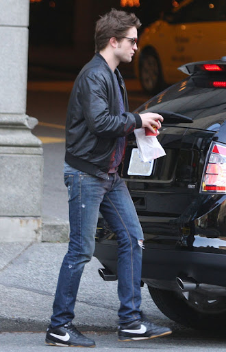 ©BAUER-GRIFFIN.COM ***NO CANADA*** Robert Pattinson picks up a coffee and a snack before going to work on the movie 'The Twilight Saga: New Moon' EXCLUSIVE March 11, 2009 Job: 90312P6 Vancouver, Canada www.bauergriffin.com www.bauergriffinonline.com