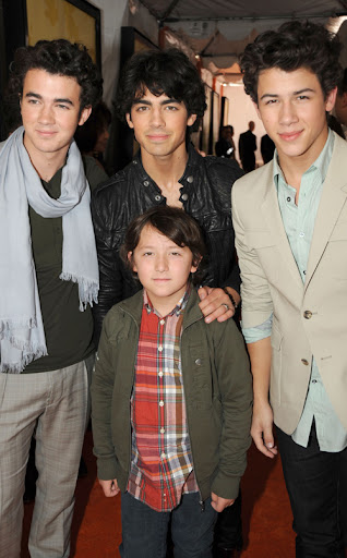 LOS ANGELES, CA - MARCH 28:  Kevin Jonas, Joe Jonas, Frankie Jonas and Nick Jonas of Jonas Brothers arrive at Nickelodeon's 2009 Kids' Choice Awards at UCLA's Pauley Pavilion on March 28, 2009 in Westwood, California.  (Photo by Jeff Kravitz/FilmMagic) *** Local Caption *** Kevin Jonas;Joe Jonas;Frankie Jonas;Nick Jonas