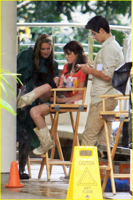 selena-gomez-david-henrie-wizards-set-01.jpg