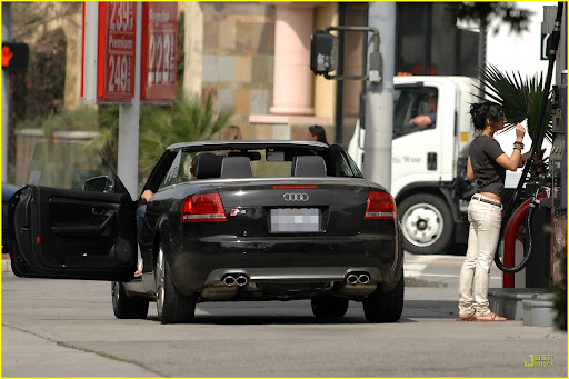 vanessa-hudgens-zac-efron-gas-station-06.jpg