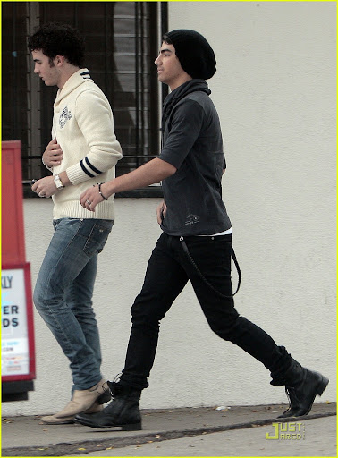jonas-brothers-apple-pan-02.jpg