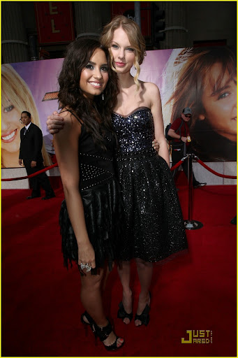 taylor-swift-hm-premiere-04.jpg