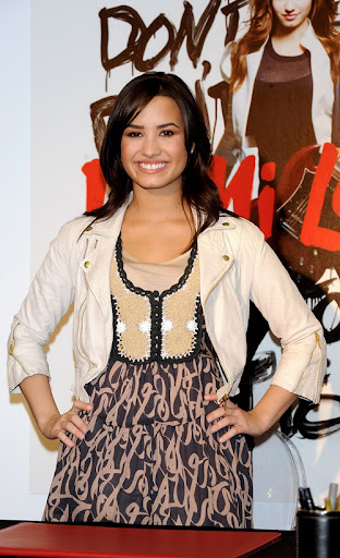demi-lovato-more-4209-9.jpg