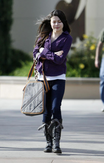 30070, LOS ANGELES, CALIFORNIA - Saturday 11th April, 2009 **EXCLUSIVE**Miranda Cosgrove must be falling behind on her school work as she spends 5 hours on math coursework during her day off. Miranda found it hard to part from her iPhone and took several breaks to send messages and twitter to her friend. Photograph: Ben Dome/PacificCoastNews.com ***FEE MUST BE AGREED PRIOR TO USAGE*** UK OFFICE: +44 131 557 7760/ 7761/ 7762 US OFFICE: + 1 310 261 9676