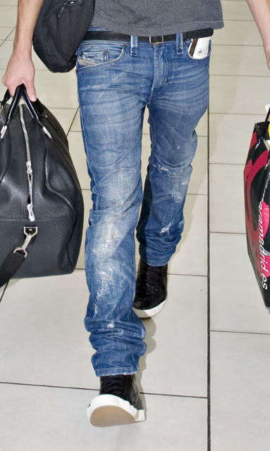 04-29-09 London, UK  'High School Musical' star Zac Efron is pictured flying out of Heathrow Airport to Los Angeles.  NON-EXCLUSIVE PIX by Flynet ©2009 818-307-4813  Nicolas