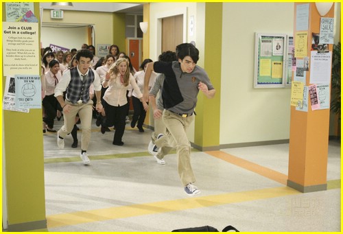 jonas-brothers-run-for-life-11.jpg