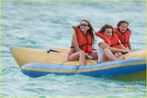 miley-cyrus-banana-boat-07.jpg