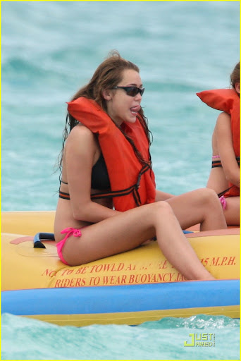 miley-cyrus-banana-boat-03.jpg