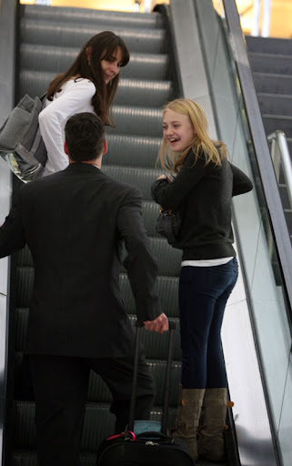 ©BAUER-GRIFFIN.COM Dakota Fanning and her mom prepare to depart from LAX and have a good laugh while riding the escalator up to the security checkpoint. NON-EXCLUSIVE May 4, 2009 Job: 90504NH6 Los Angeles, California www.bauergriffin.com www.bauergriffinonline.com