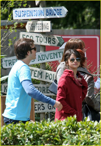 selena-gomez-capilano-cute-01.jpg