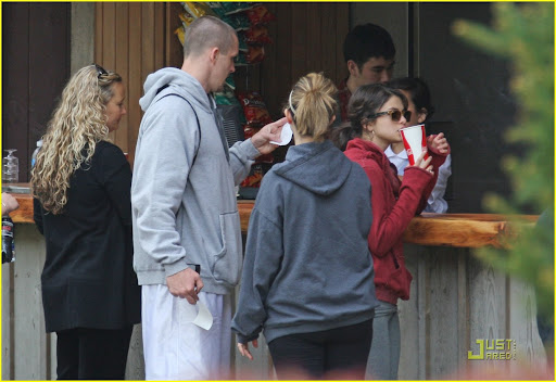 selena-gomez-capilano-cute-05.jpg