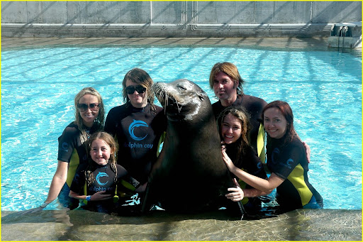 miley-cyrus-atlantis-sea-lion-04.jpg