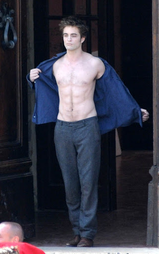 May 27, 2009: Kristen Stewart (not pictured) and Robert Pattinson filming a scene for 'The Twilight Saga: New Moon' in Montepulciano, Italy where their characters Bella and Edward are reunited and share a passionate kiss. Credit: INFphoto.com Ref.: infit-05/42000