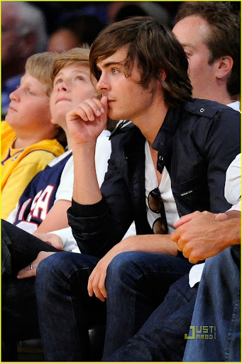 zac-efron-lakers-lover-21.jpg