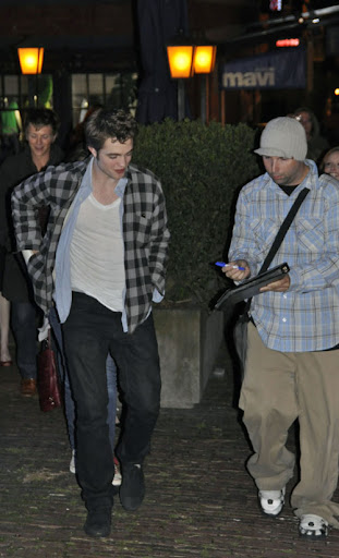 ©BAUER-GRIFFIN.COM ***NO CANADA RIGHTS*** The main cast members of part two of the Twilight saga, "New Moon," have a wrap party at the Bluewater cafe in Vancouver. Afterwards, Kristen Stewart and Robert Pattinson cozy up together on the sidewalk at the rear of the restaurant. EXCLUSIVE May 8, 2009 Job: 90510F1 Vancouver, Canada www.bauergriffin.com www.bauergriffinonline.com