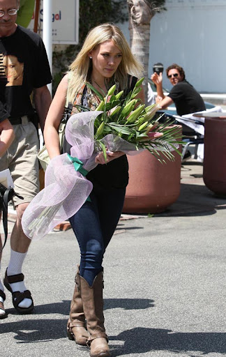 05-19-09 Santa Monica, CA Actress Hilary Duff leaves Fred Segal in Santa Monica carrying flowers. She spent some time inside, possibly for a business meeting. Also, what's up with those red bumps on her arm? Hmm... NON-EXCLUSIVE PIX by Flynet ©2009 818-307-4813 Nicolas