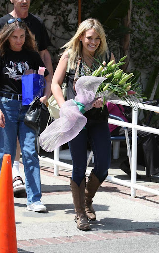 05-19-09 Santa Monica, CA Actress Hilary Duff leaves Fred Segal in Santa Monica carrying flowers. She spent some time inside, possibly for a business meeting. Also, what's up with those red bumps on her arm? Hmm... NON-EXCLUSIVE PIX by Flynet ©2009 818-307-4813 Nicolas