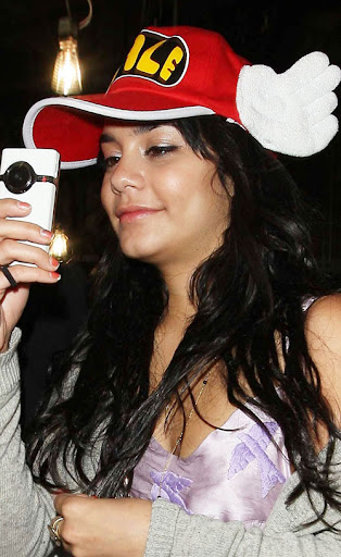 May 22, 2009: Zac Efron (not pictured) and Vanessa Hudgens spotted at LAX Airport in Los Angeles, California. Credit: INFphoto.com Ref.: infusla-34/43