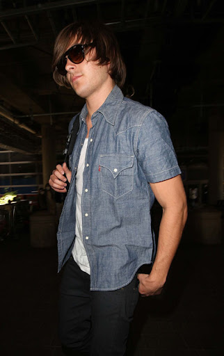 May 22, 2009: Zac Efron and Vanessa Hudgens (not pictured) spotted at LAX Airport in Los Angeles, California. Credit: INFphoto.com Ref.: infusla-34/43