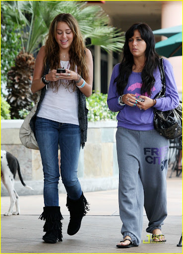 miley-cyrus-mandy-jiroux-lunch-08.jpg
