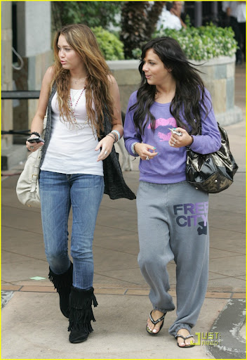 miley-cyrus-mandy-jiroux-lunch-16.jpg