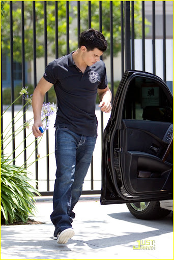 taylor-lautner-falcon-theater-05.jpg